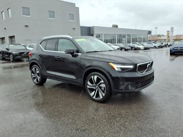 2023 VOLVO XC40