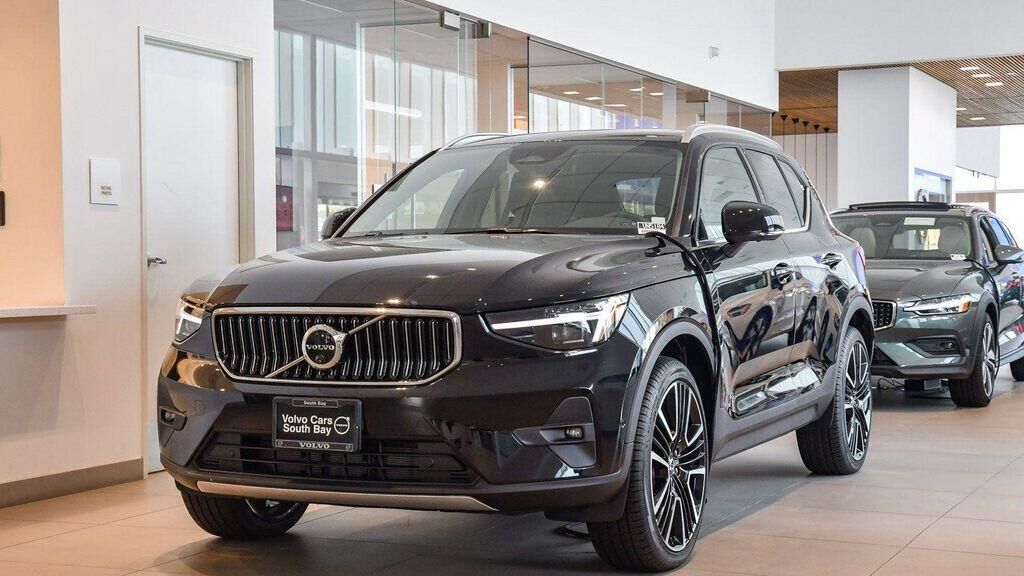 2025 VOLVO XC40