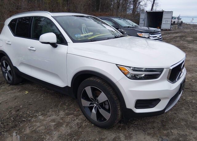 2022 VOLVO XC40