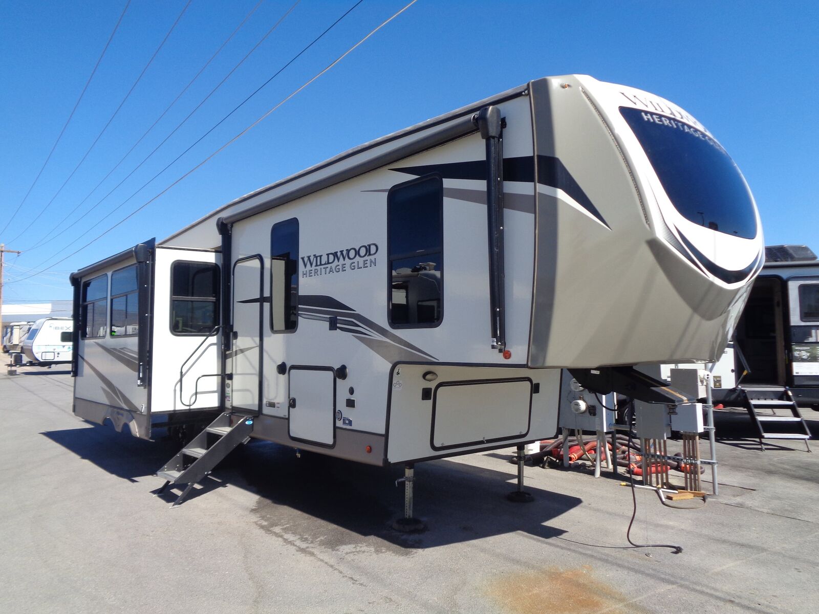 2023 FOREST RIVER Wildwood Laminated Towables