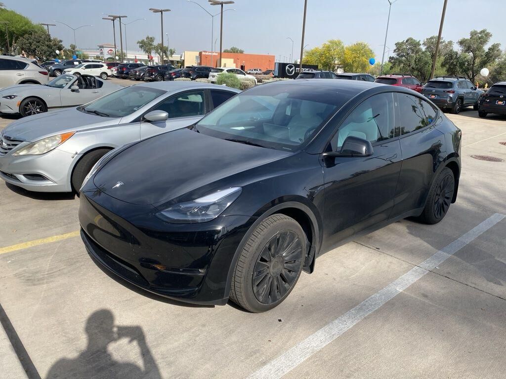 2025 TESLA Model Y