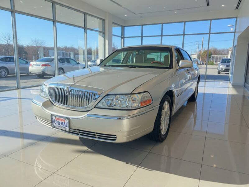 2011 LINCOLN Town Car