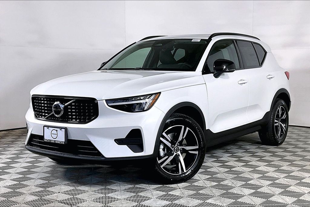 2026 VOLVO XC40