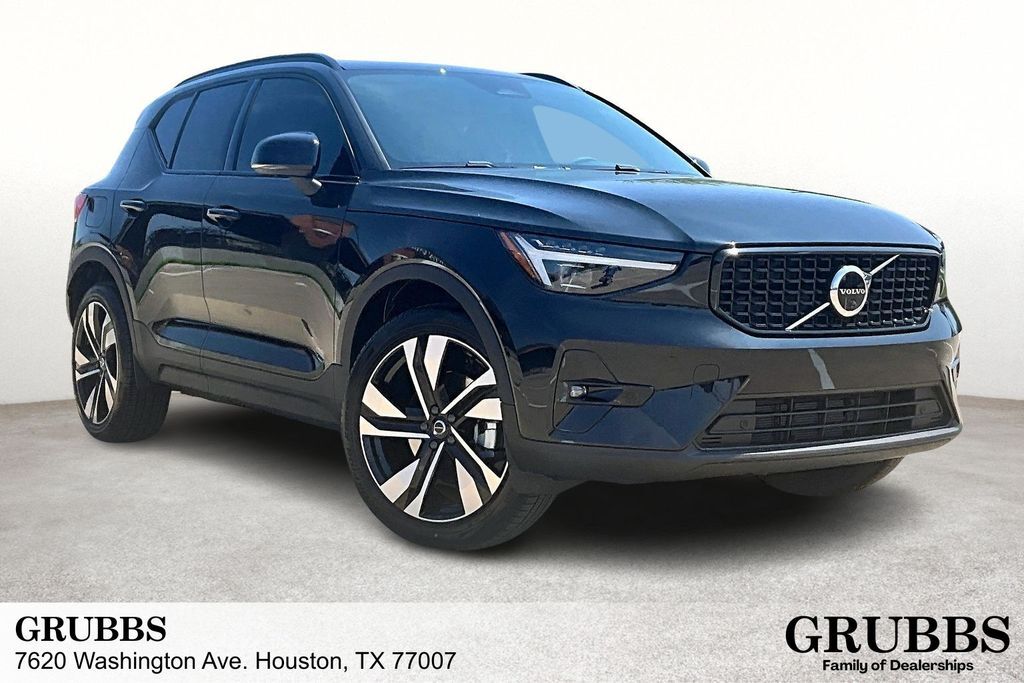 2026 VOLVO XC40