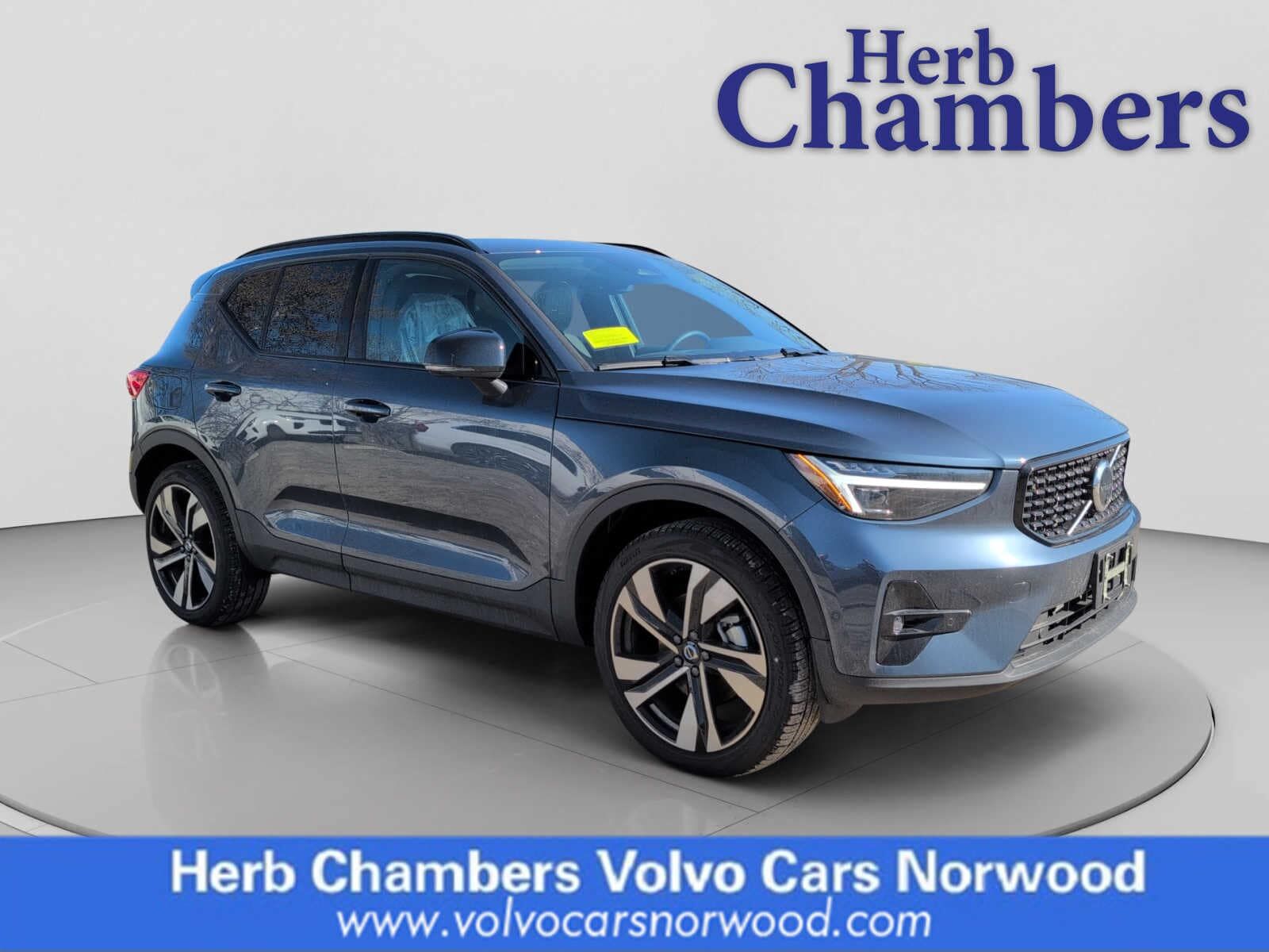 2026 VOLVO XC40
