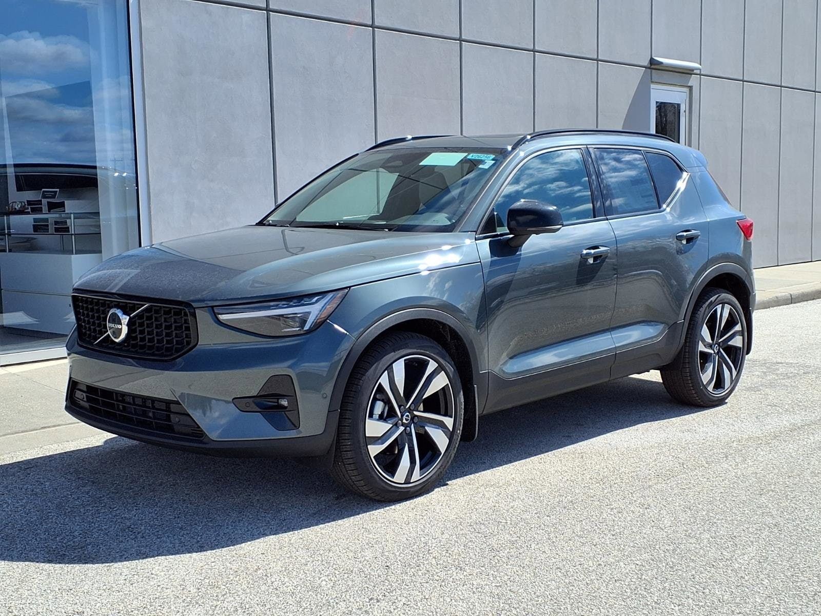 2026 VOLVO XC40