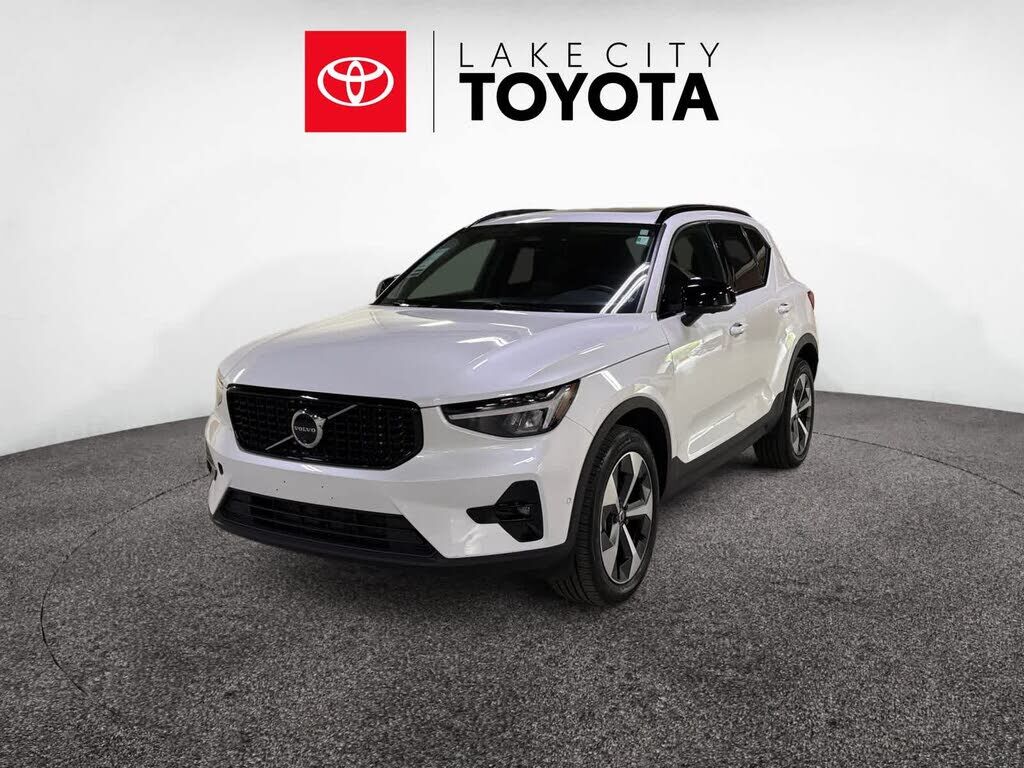 2024 VOLVO XC40