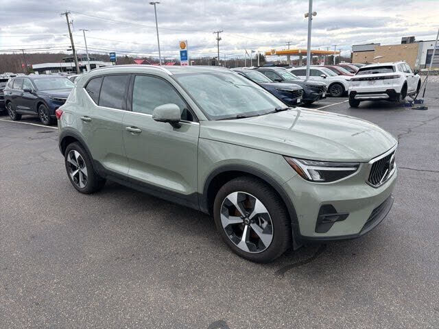 2024 VOLVO XC40