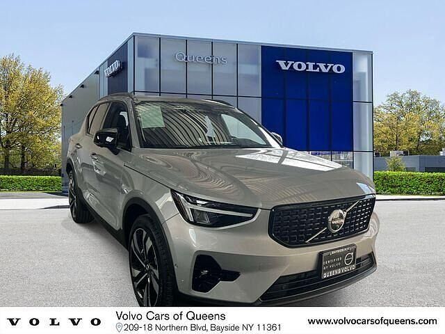 2023 VOLVO XC40