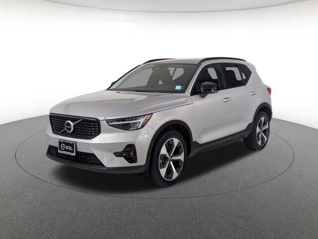2023 VOLVO XC40