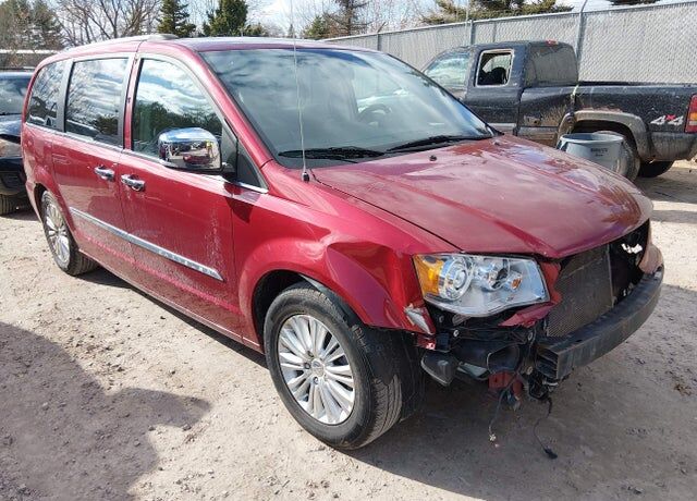 2014 CHRYSLER Town and Country