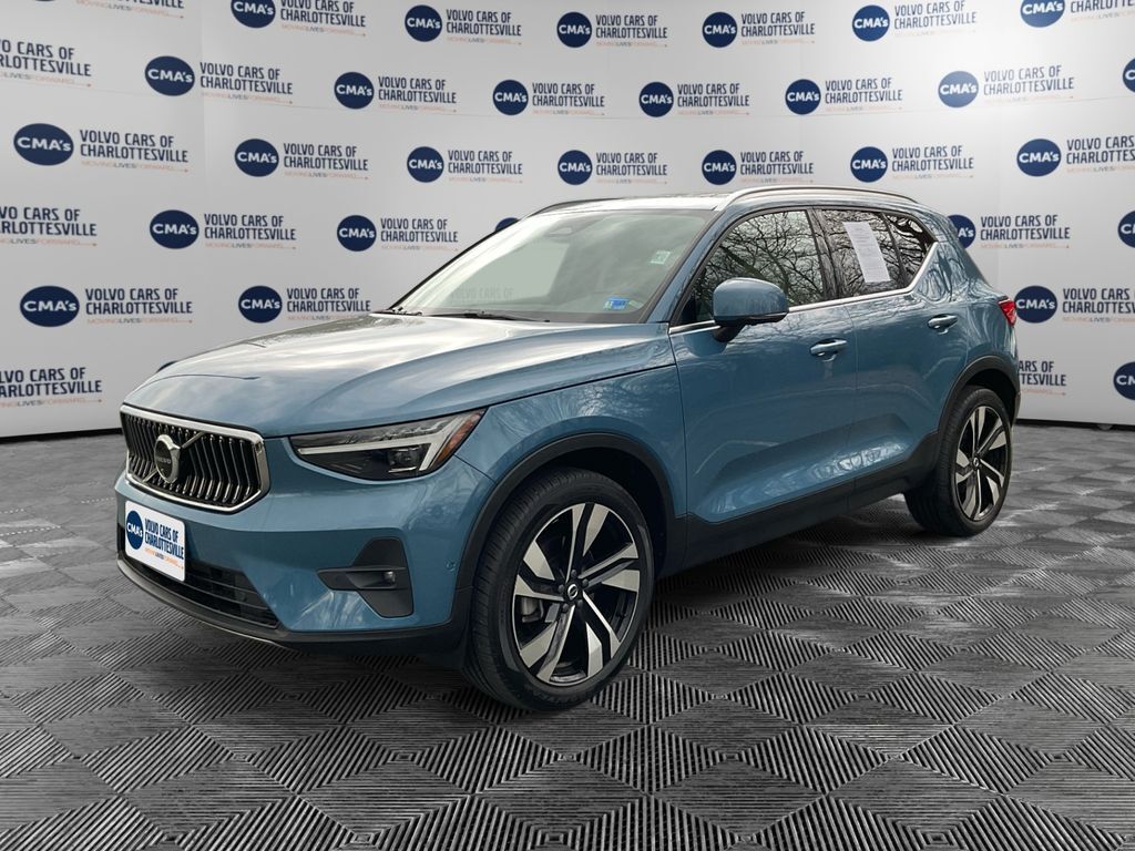 2024 VOLVO XC40