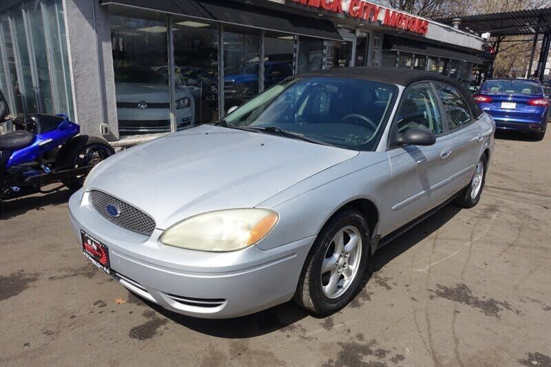 2004 FORD Taurus