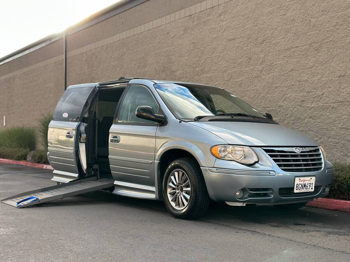 2005 CHRYSLER Town and Country