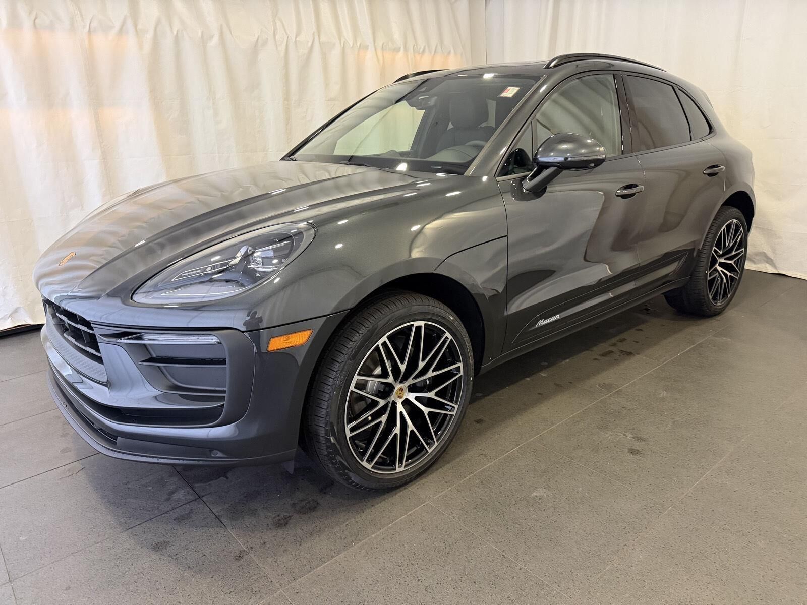 2026 PORSCHE Macan