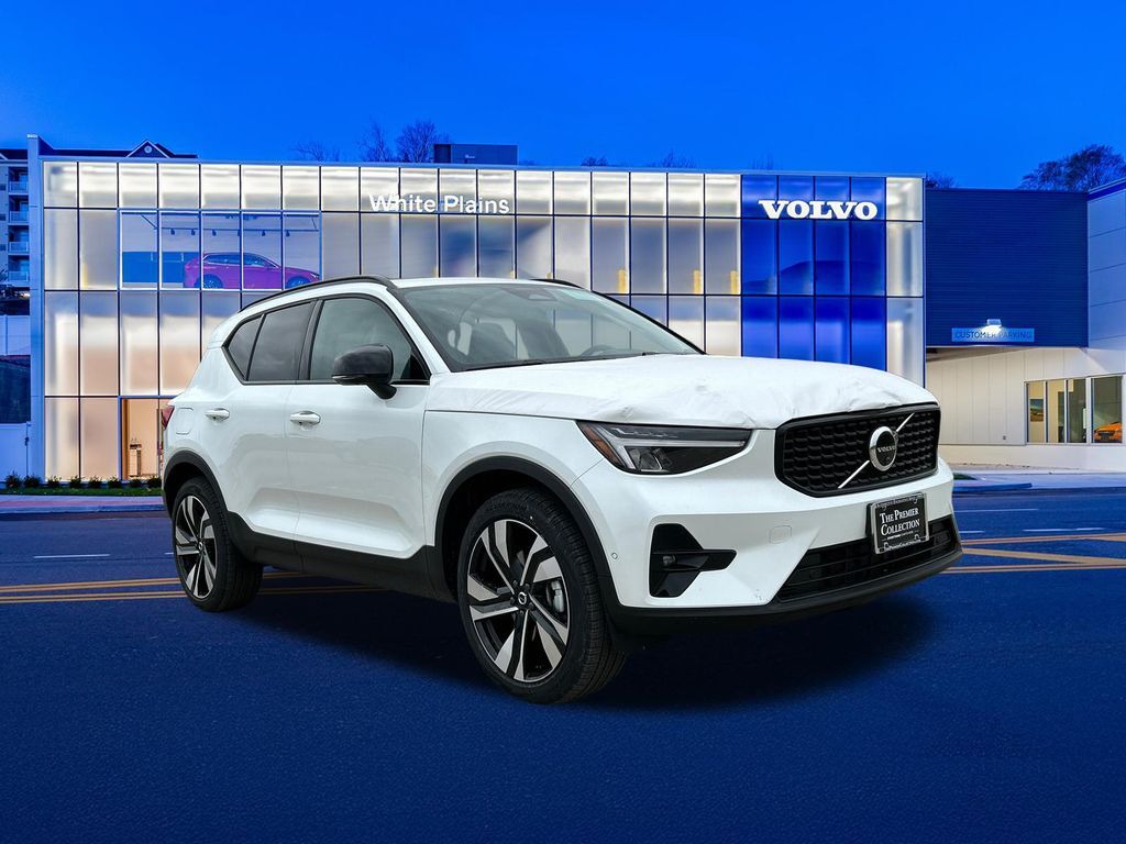 2026 VOLVO XC40