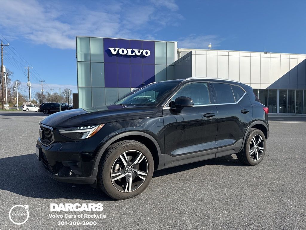 2023 VOLVO XC40