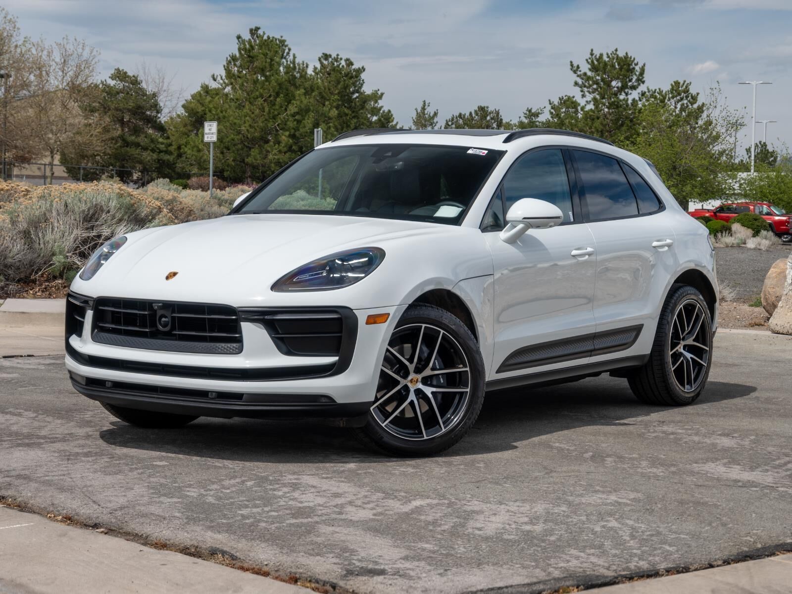 2025 PORSCHE Macan