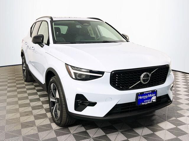 2026 VOLVO XC40