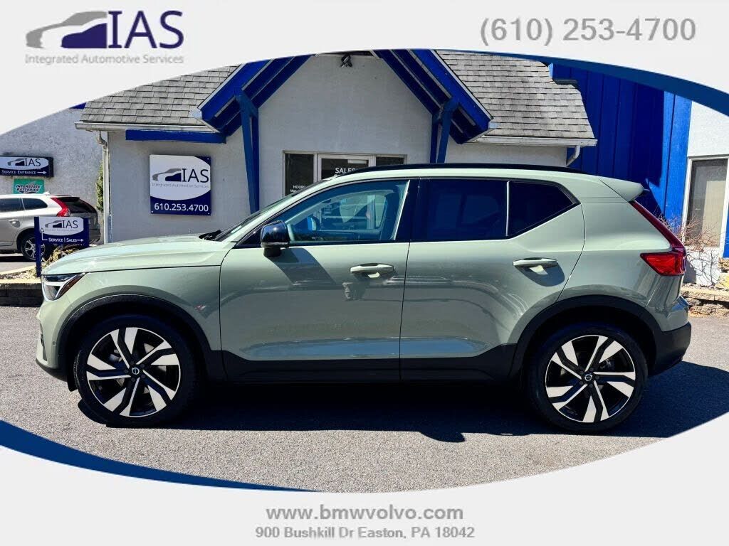 2023 VOLVO XC40