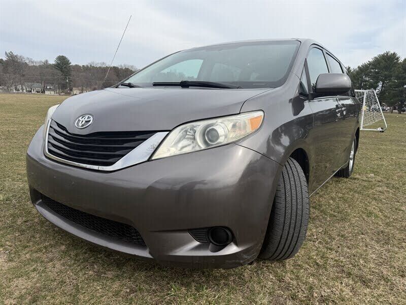 2011 TOYOTA Sienna