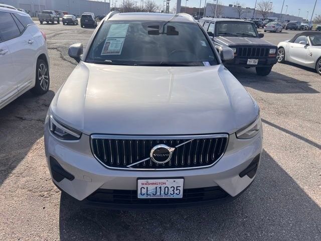 2024 VOLVO XC40