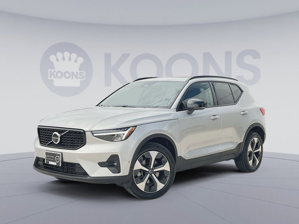 2025 VOLVO XC40
