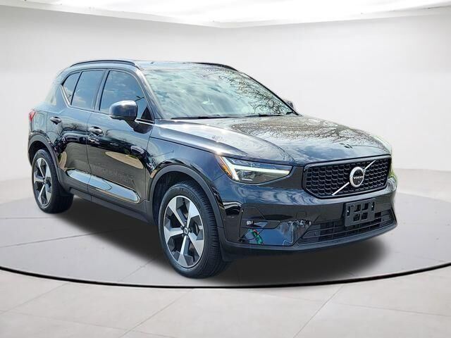 2023 VOLVO XC40