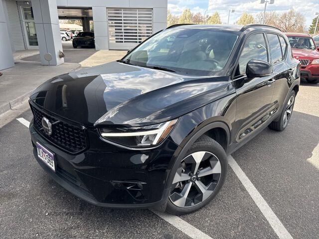 2023 VOLVO XC40