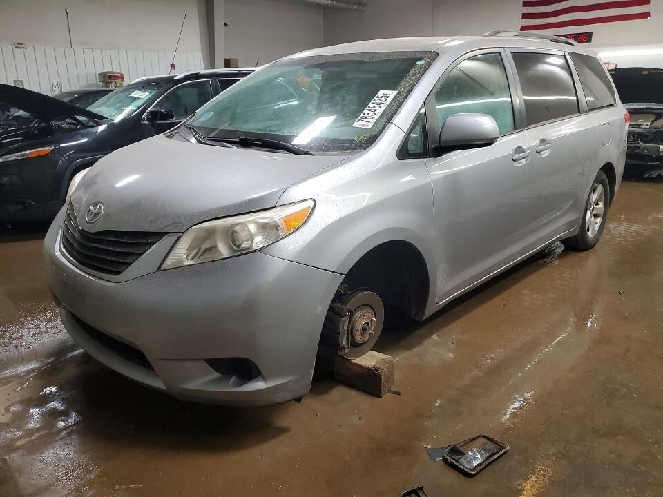2012 TOYOTA Sienna