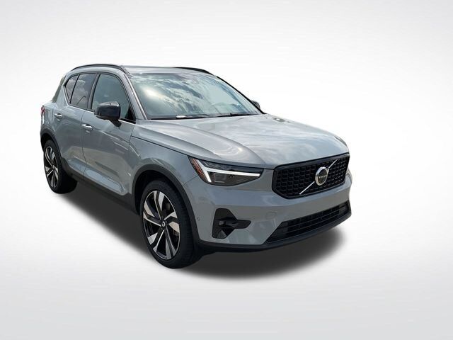 2026 VOLVO XC40