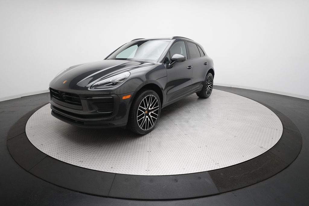 2026 PORSCHE Macan