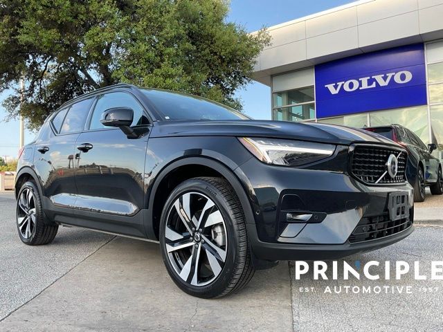 2025 VOLVO XC40