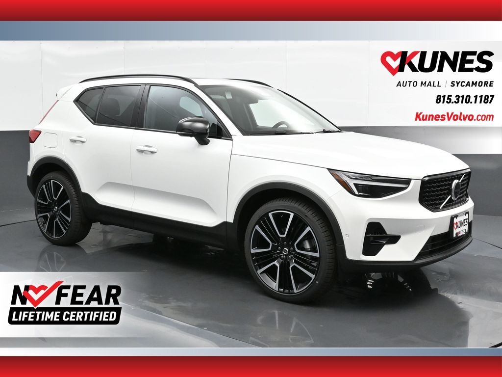 2025 VOLVO XC40