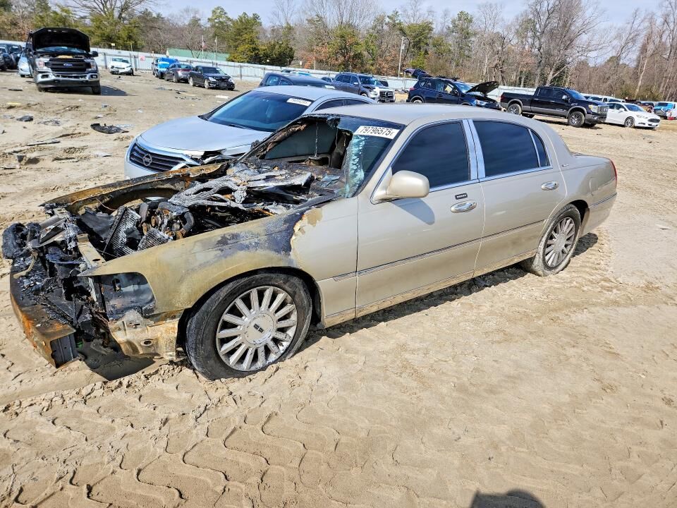 2004 LINCOLN Town Car