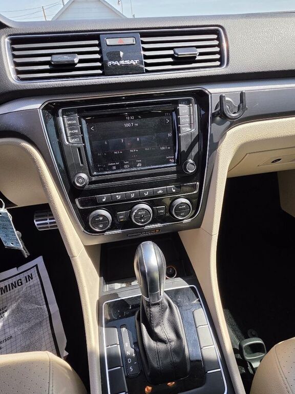 2018 VOLKSWAGEN Passat