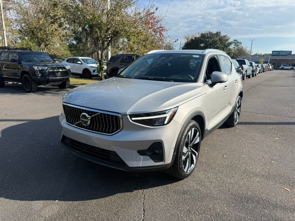 2025 VOLVO XC40