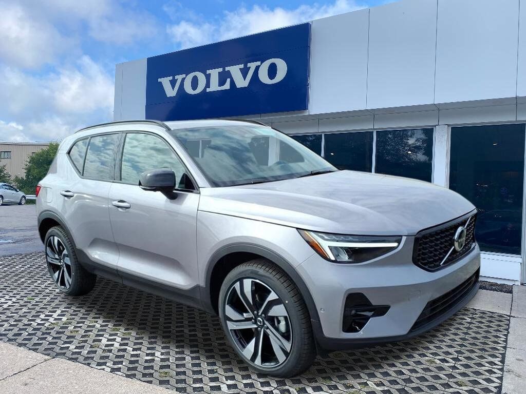 2026 VOLVO XC40