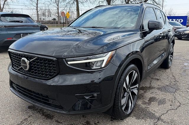 2023 VOLVO XC40