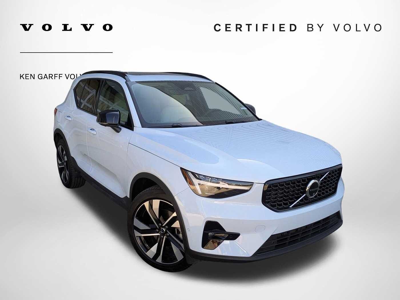 2025 VOLVO XC40