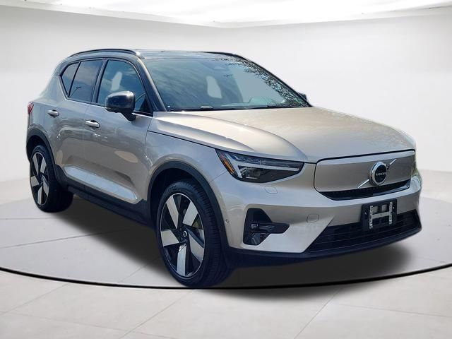 2023 VOLVO XC40