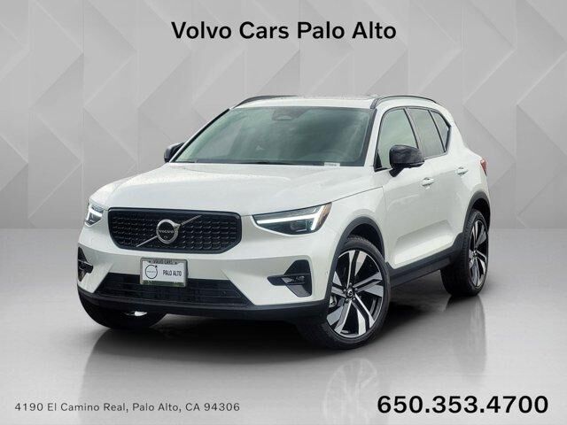 2026 VOLVO XC40