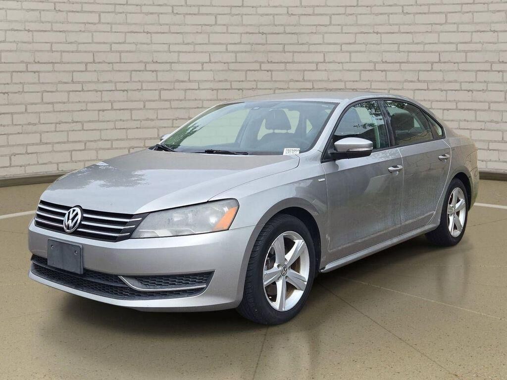 2013 VOLKSWAGEN Passat
