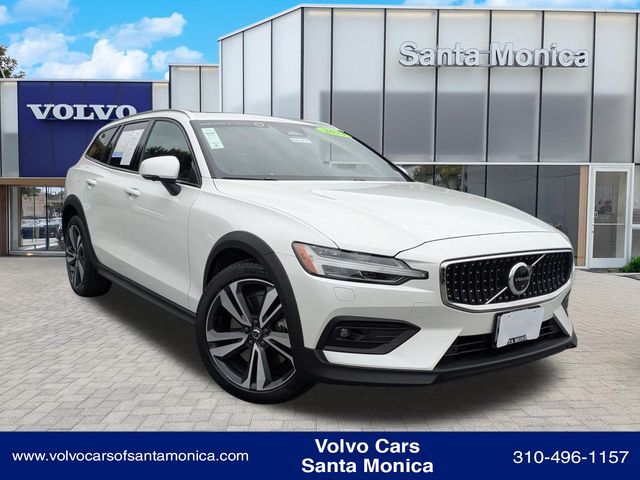 2023 VOLVO V60CC