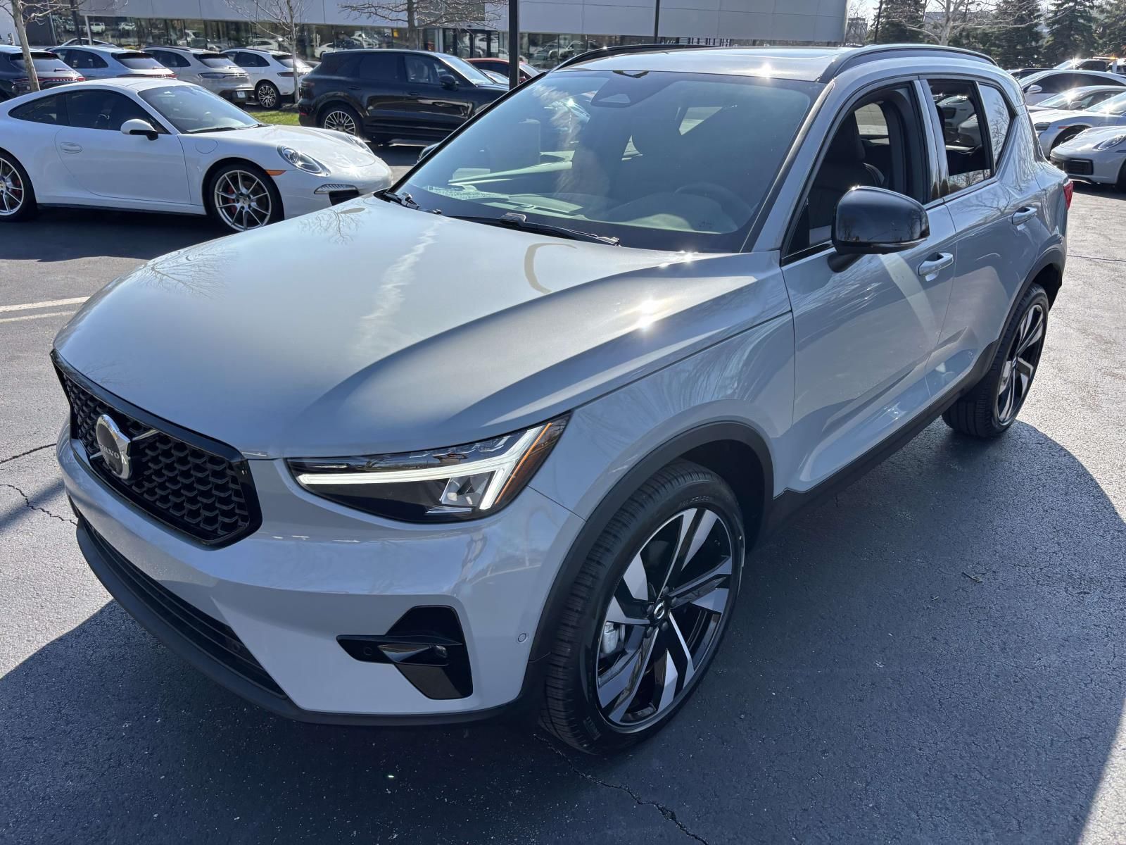2026 VOLVO XC40