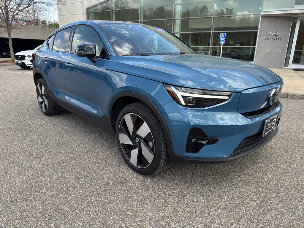 2023 VOLVO C40