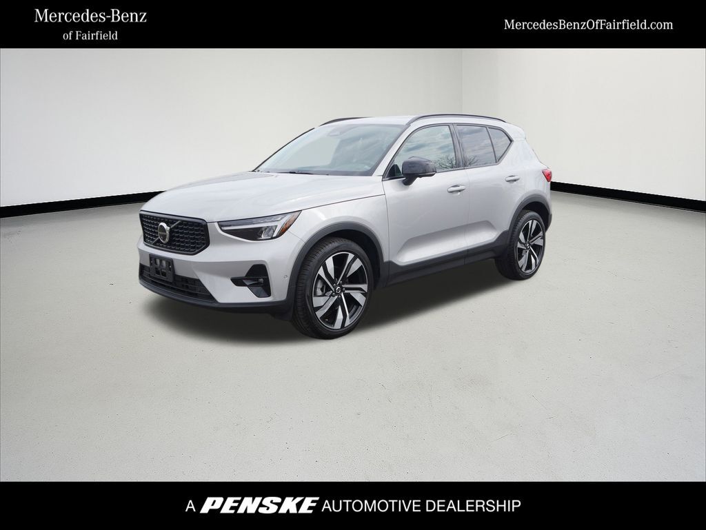 2025 VOLVO XC40