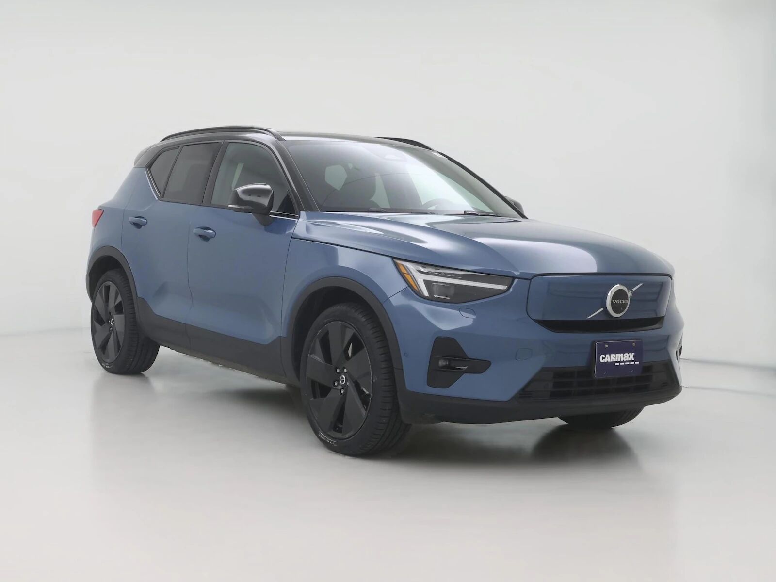 2023 VOLVO XC40
