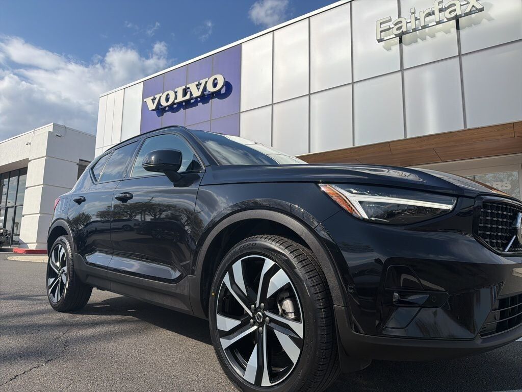 2025 VOLVO XC40