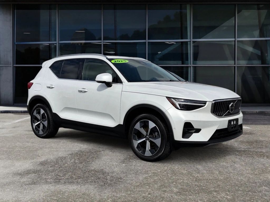 2025 VOLVO XC40
